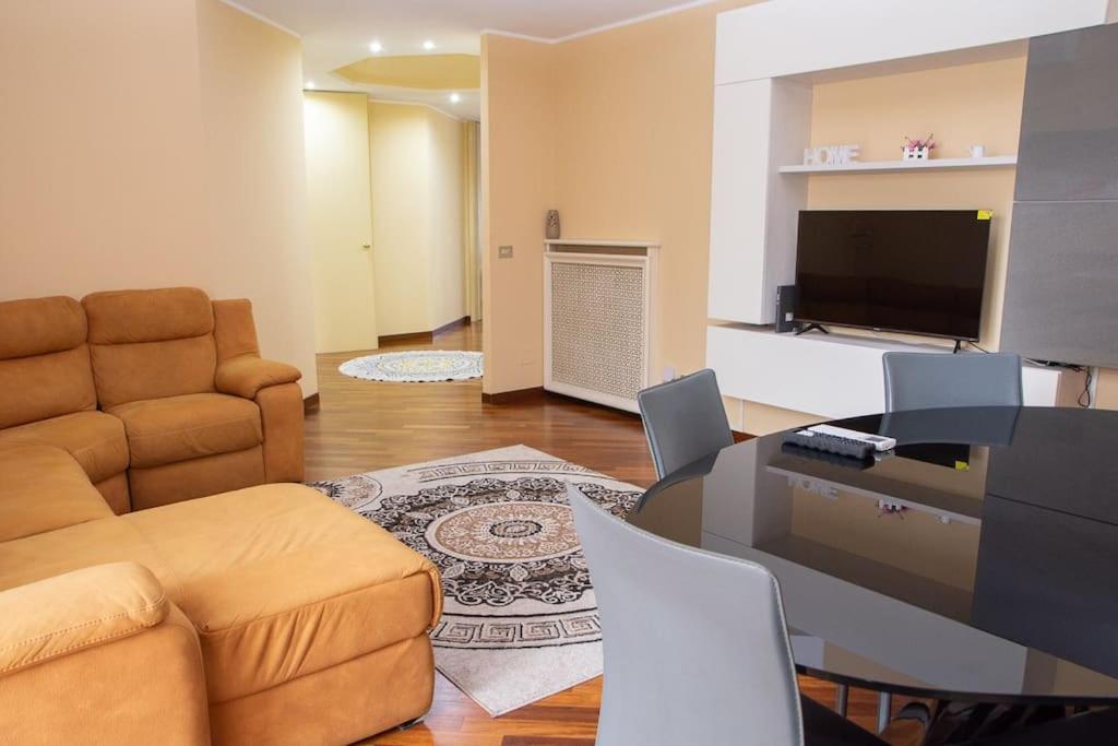 Appartamento Grazioso Con Parcheggio Privato 피아첸차 외부 사진